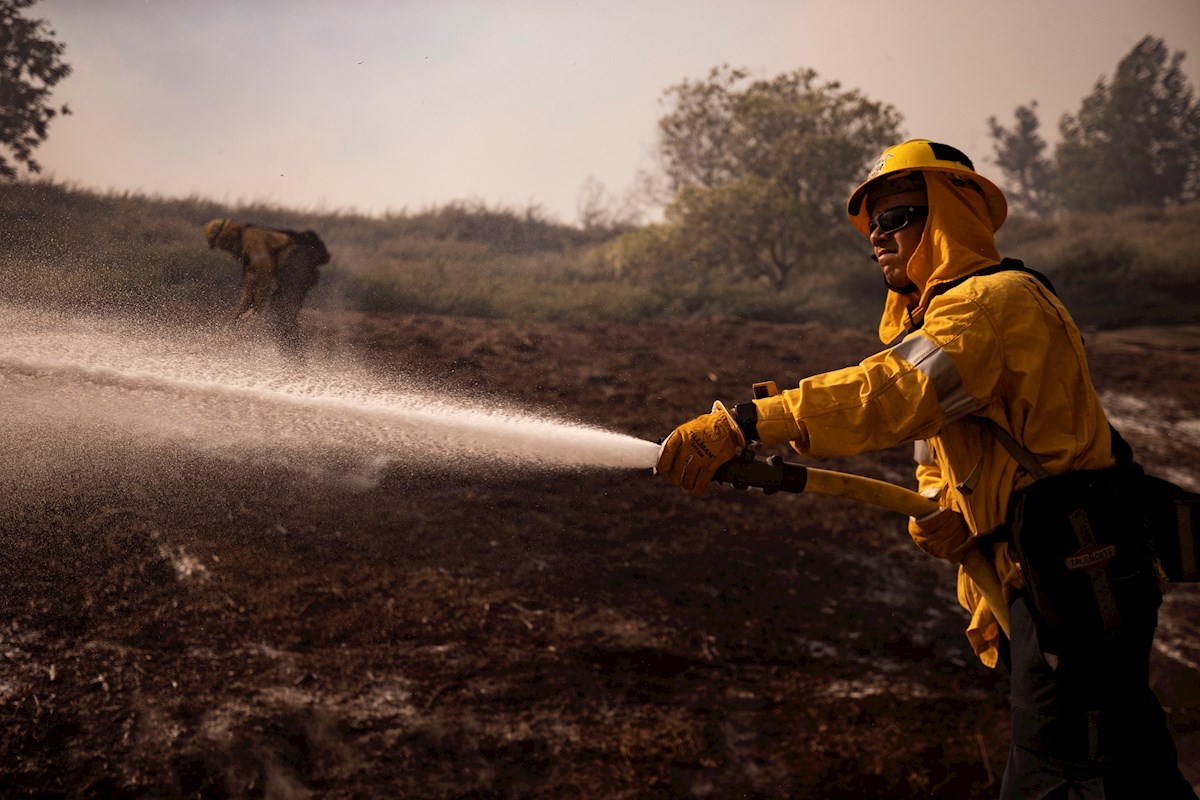 Un incendio cerca de Los Ángeles obliga a evacuar 60 000 personas