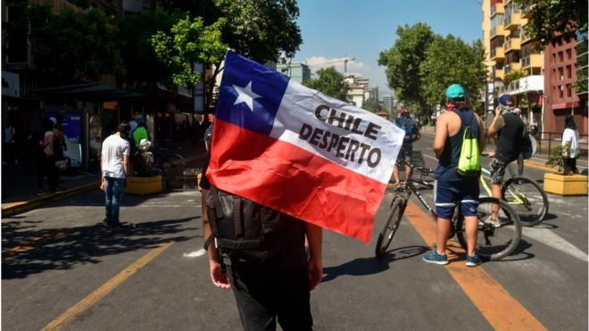 Piñera abre debate para nueva constitución; chilenos plantean reservas