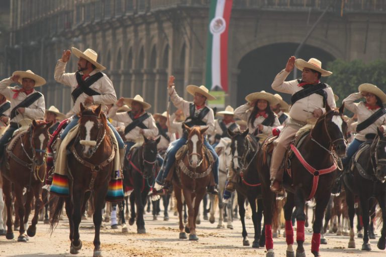 Cientos de caballos desfilan frente a Palacio Nacional