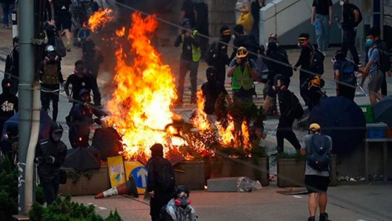 Hong Kong se hunde ante intensificación de protestas