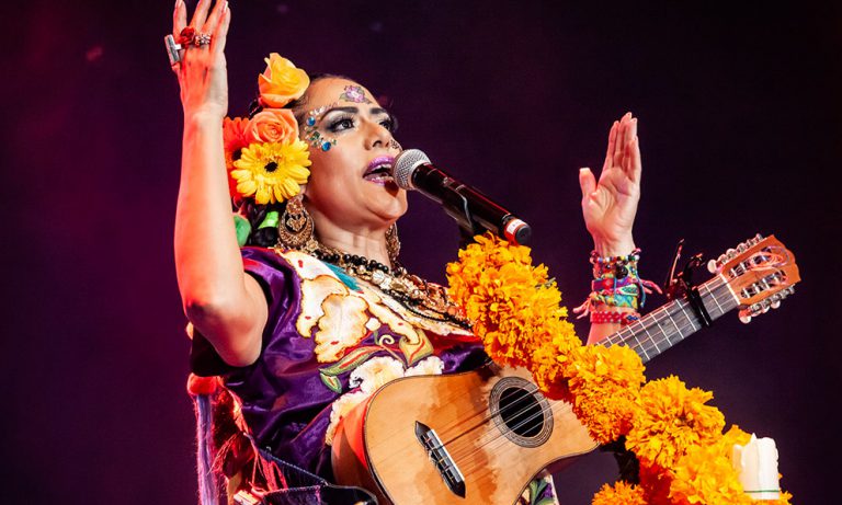 Ofrece Lila Downs concierto y despliegue de tradiciones mexicanas