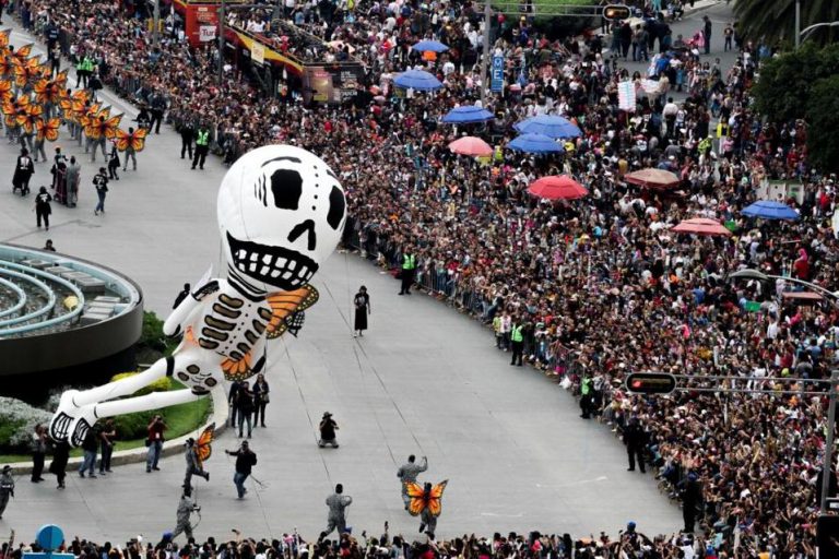 Lluvia acompaña el Mega Desfile de Día de Muertos de Reforma al Zócalo