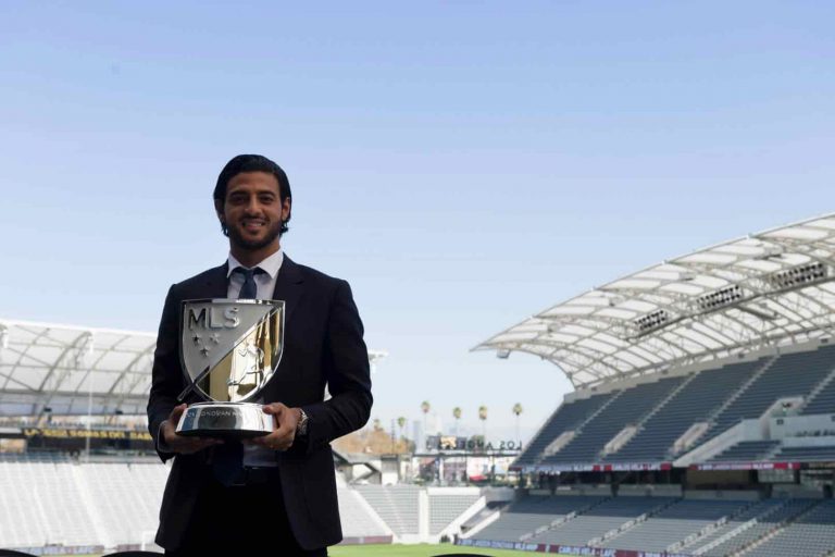 Carlos Vela recibe el premio al Jugador Más Valioso de la MLS