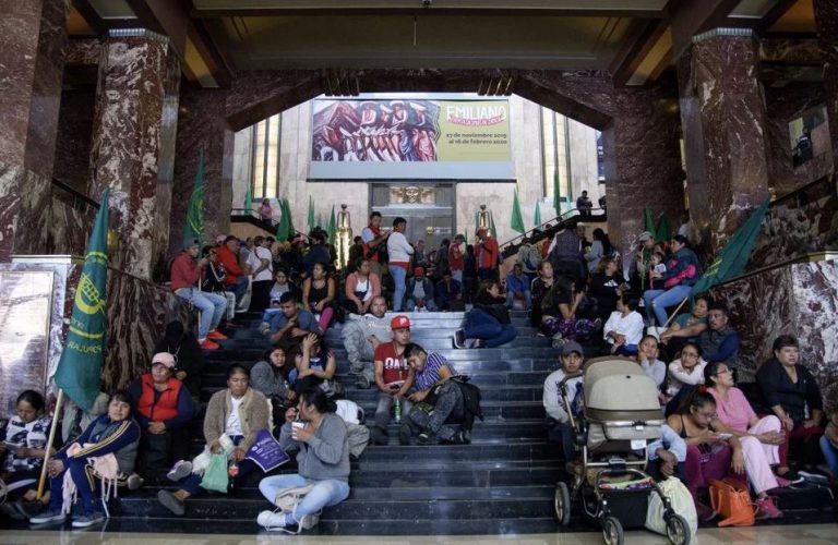 Campesinos zapatistas anuncian que seguirán con protesta en Bellas Artes