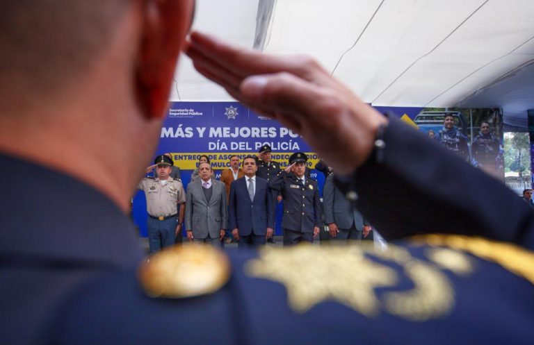 Reconocen a 99 policías en Michoacán