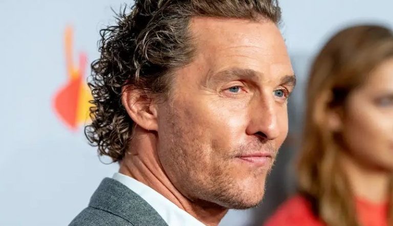 Matthew McConaughey regala máscaras a trabajadores sanitarios, policías y bomberos