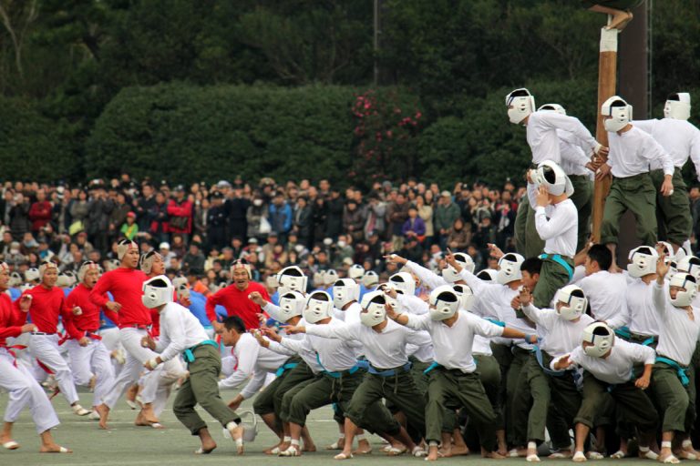 Bo-Taoshi, el deporte japonés bellamente peligroso de 300 participantes