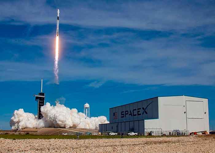 La nueva cápsula de carga de SpaceX se acopla con éxito a la EEI