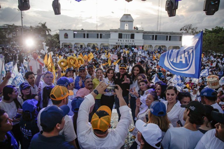 Laura Fernández encabeza multitudinario cierre de campaña en Playa del Carmen