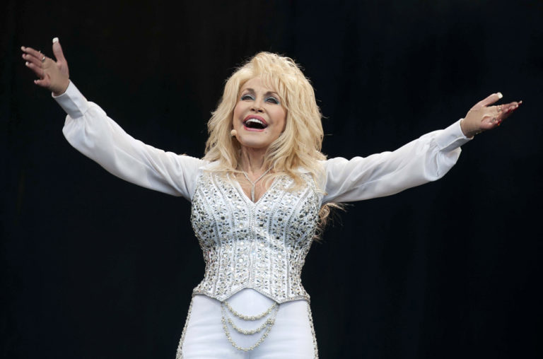 Dolly Parton entra en Salón de la Fama del Rock & Roll pese a rechazo inicial