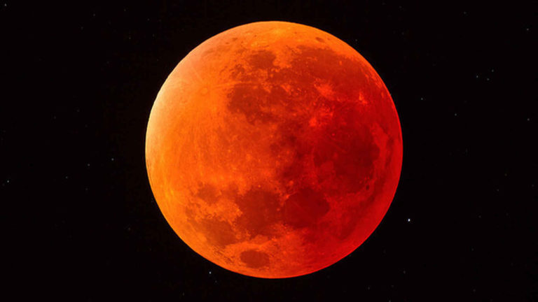 Chile se deleita con un nuevo eclipse que tiñe a la Luna de rojo