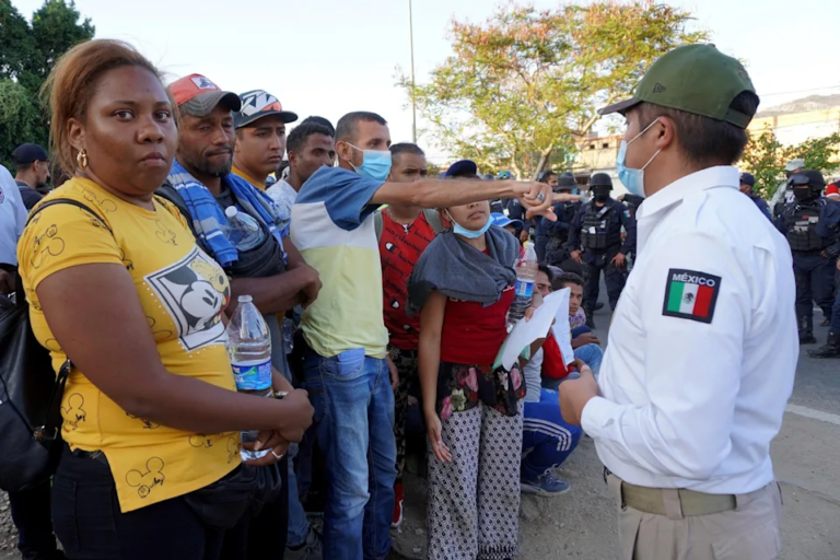 Migrantes protestan en Oaxaca por presunto engaño de las autoridades