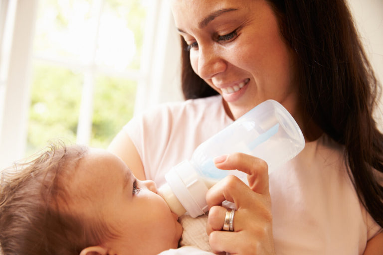 Para familias pobres conseguir fórmula para bebés siempre ha sido un problema