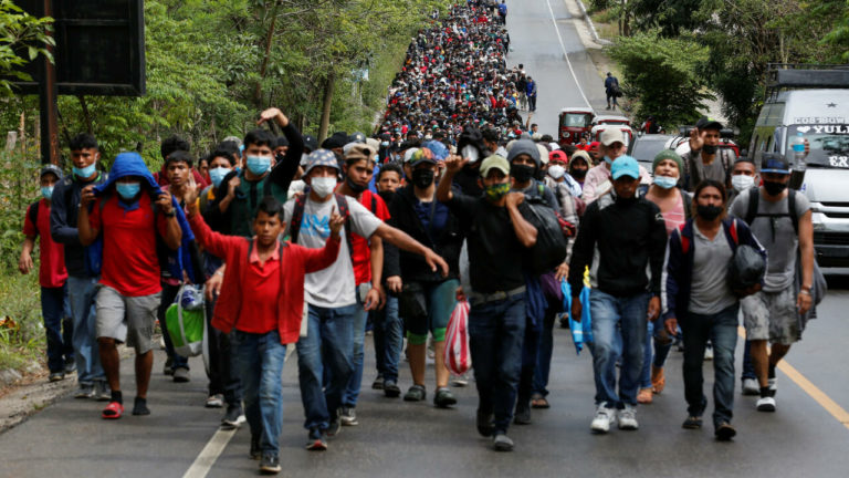 Caravana de migrantes pide protección a comisión de DD.HH. en México