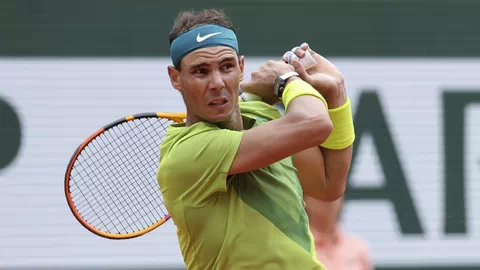 Nadal se ejercita a puerta cerrada en las pistas de hierba en Mallorca