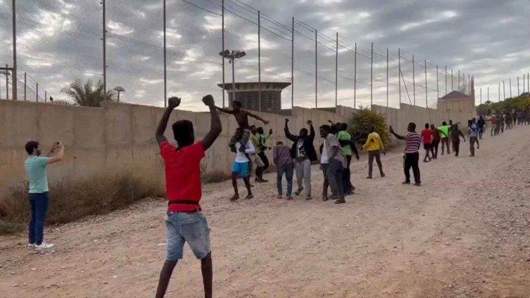 Al menos 130 migrantes entran en Melilla tras saltar frontera con Marruecos