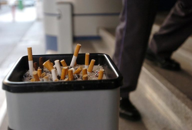 El consumo de cigarrillos ilícitos baja al 3,3 % en España, pero repunta en Francia