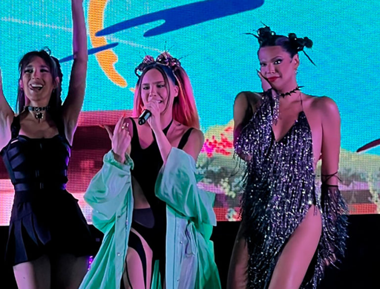 Belinda protagoniza beso en el escenario al puro estilo de Madonna, Britney Spears y Christina Aguilera