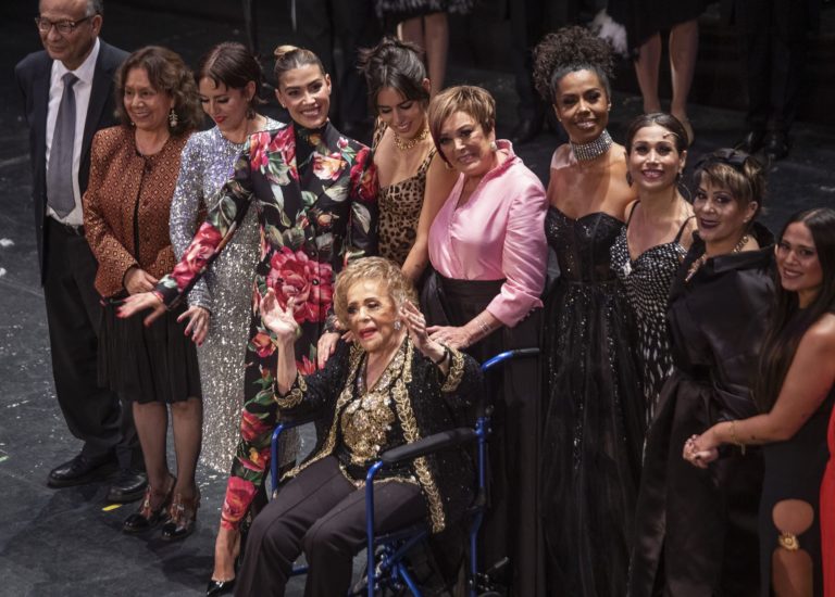 Silvia Pinal recibe homenaje en el Palacio de Bellas Artes